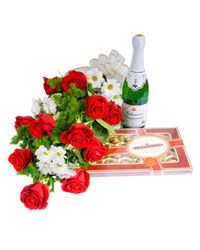 красные розы с шампанским и конфетами
